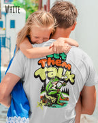 ein mann mit kind trägt ein Design-T-Shirt in der farbe white mit dem humorvollen Motiv "Let them talk" auf dem rücken