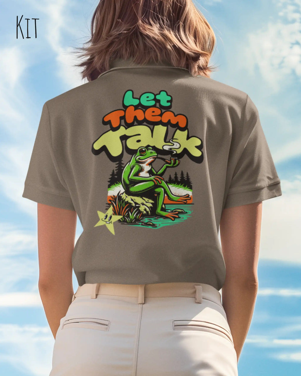 Dieses Bild zeigt eine frau, die ein feminines design-t-shirt in der farbe kit mit dem humorvollen backprint "LET THEM TALK" trägt.