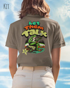Dieses Bild zeigt eine frau, die ein feminines design-t-shirt in der farbe kit mit dem humorvollen backprint "LET THEM TALK" trägt.