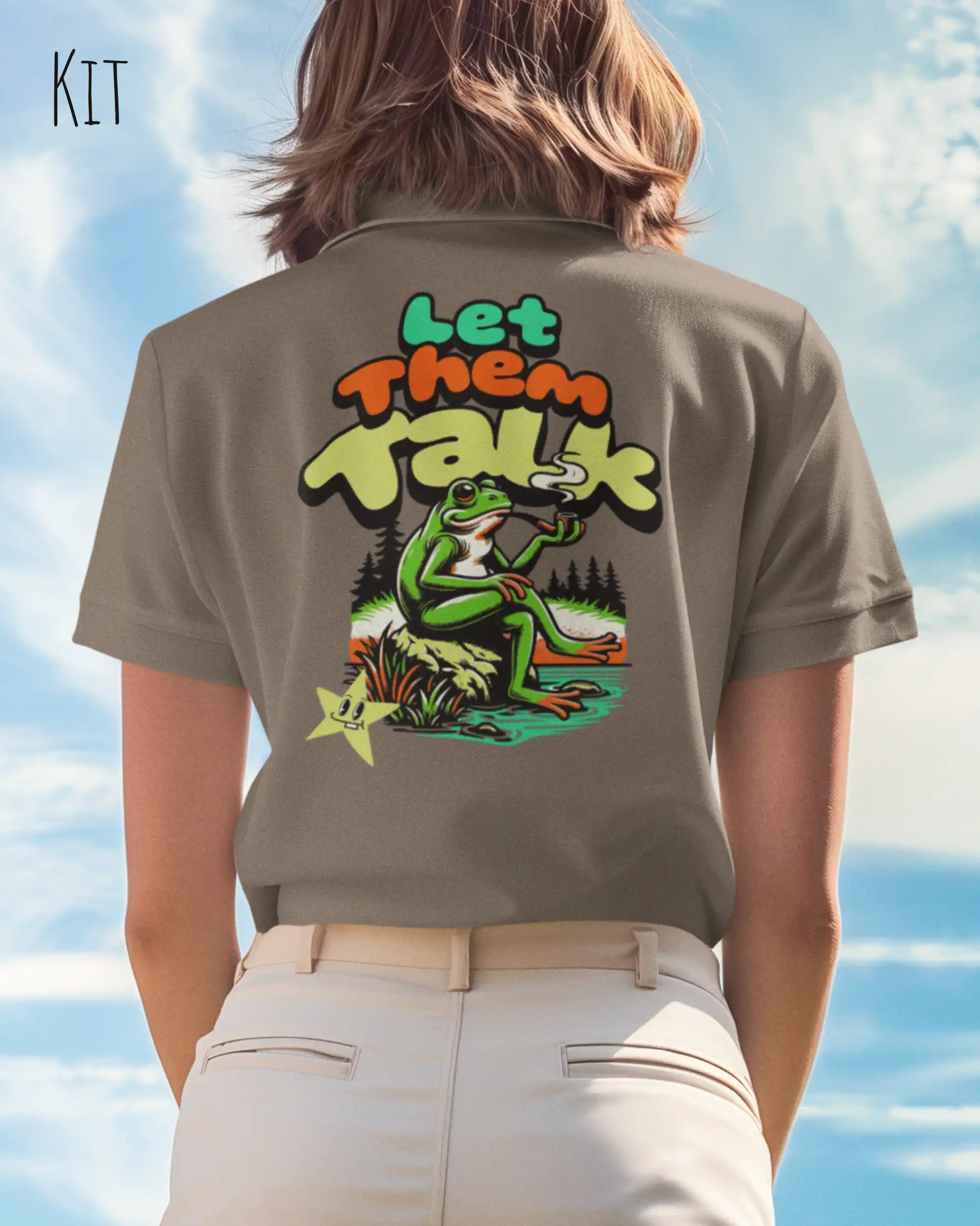 Dieses Bild zeigt eine frau, die ein feminines design-t-shirt in der farbe kit mit dem humorvollen backprint "LET THEM TALK" trägt.