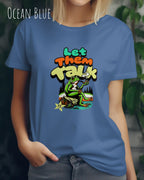 Dieses Bild zeigt eine blonde frau, die ein feminines design-t-shirt in der farbe ocean blue mit dem humorvollen design "LET THEM TALK" trägt.