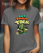 Dieses Bild zeigt eine frau, die ein feminines design-t-shirt in der farbe powder grey mit dem humorvollen design "LET THEM TALK" trägt.