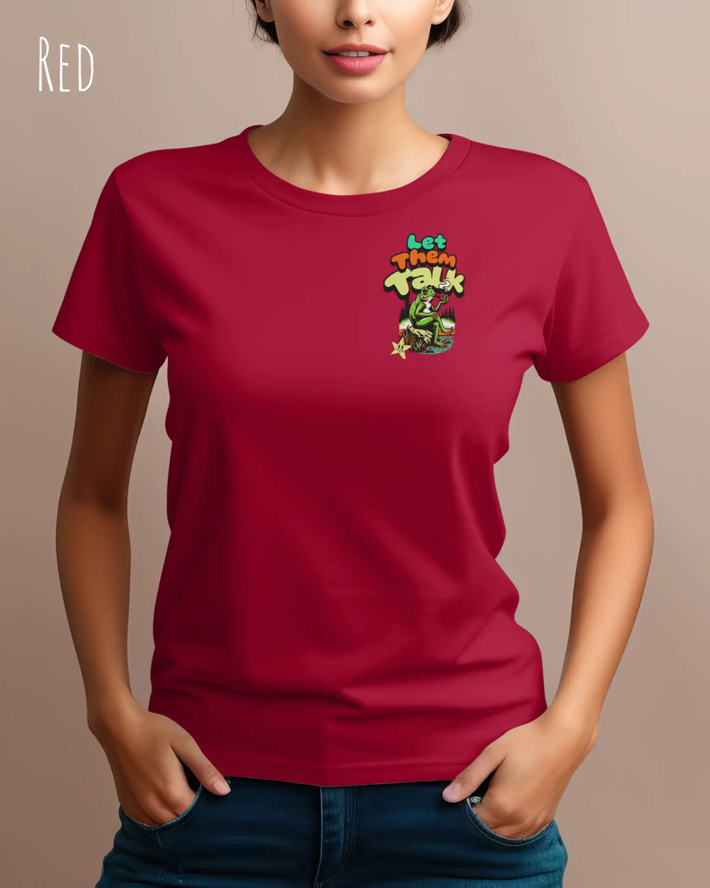 Dieses Bild zeigt eine junge frau, die ein feminines design-t-shirt in der farbe red mit dem humorvollen design "LET THEM TALK" oben links trägt.