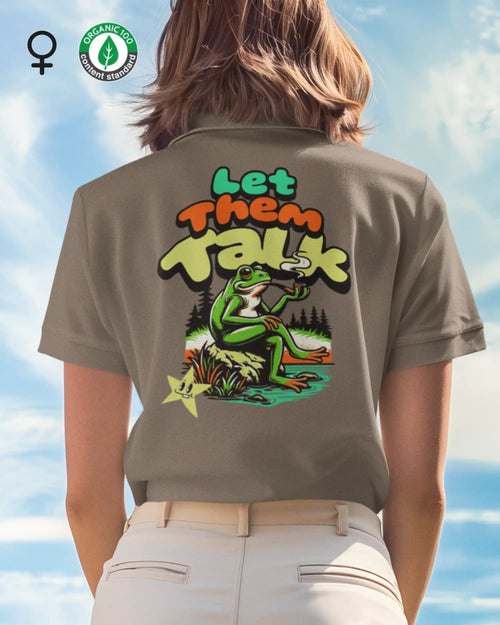 Dieses Bild zeigt eine frau, die ein nachhaltiges design-t-shirt  mit femininem Schnitt und mit dem fröhlichen backprint design "LET THEM TALK" trägt.