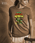 Dieses Bild zeigt eine frau, die ein feminines design-t-shirt in der farbe wood mit dem humorvollen design "LET THEM TALK" trägt.