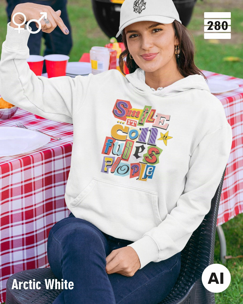 das bild zeigt eine person, die einen  design hoodie in der farbe arctic white und mit dem farbenfrohen motiv "smile ... it confuses people" trägt