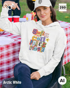 das bild zeigt eine person, die einen  design hoodie in der farbe arctic white und mit dem farbenfrohen motiv "smile ... it confuses people" trägt