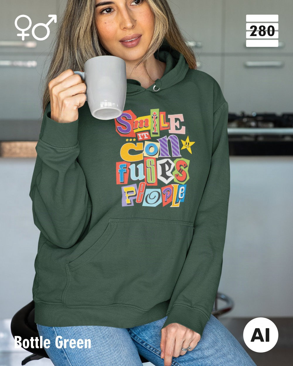das bild zeigt eine frau, die einen  design hoodie in der farbe bottle green und mit dem farbenfrohen motiv "smile ... it confuses people" trägt