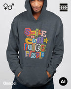 das bild zeigt eine person, die einen  design hoodie in der farbe charcoal und mit dem farbenfrohen motiv "smile ... it confuses people" trägt