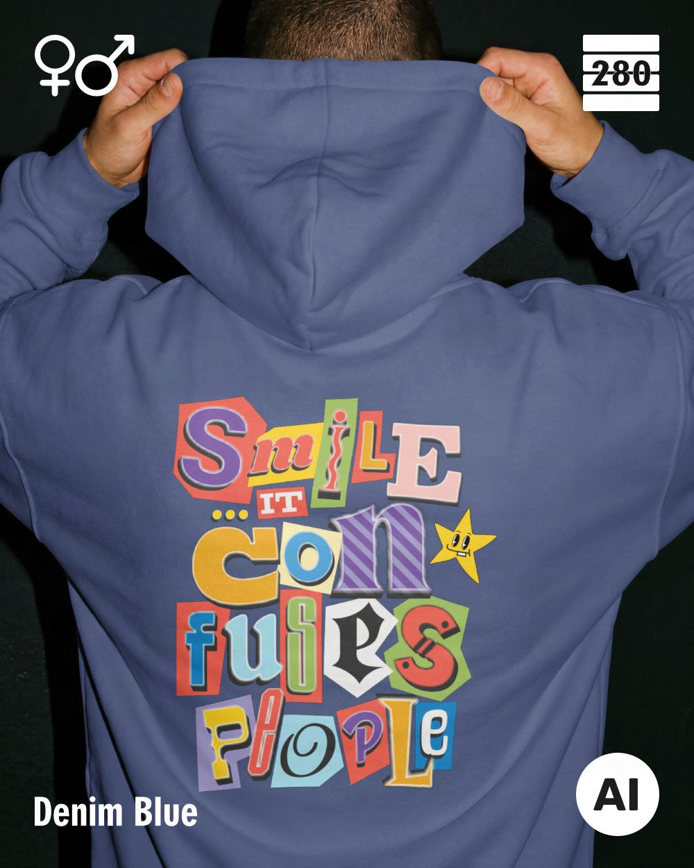 das bild zeigt eine person, die einen  design hoodie in der farbe denim blue und mit dem farbenfrohen motiv "smile ... it confuses people" trägt