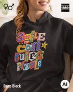 das bild zeigt eine bonde frau, die einen  design hoodie in der farbe deep black und mit dem farbenfrohen motiv "smile ... it confuses people" trägt