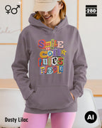das bild zeigt eine frau, die einen  design hoodie in der farbe dusty lilac und mit dem farbenfrohen motiv "smile ... it confuses people" trägt