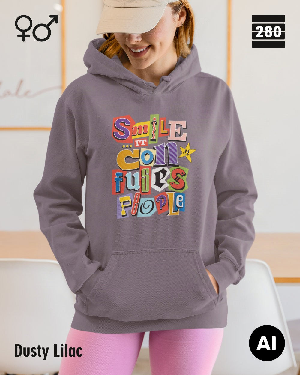 das bild zeigt eine frau, die einen  design hoodie in der farbe dusty lilac und mit dem farbenfrohen motiv "smile ... it confuses people" trägt