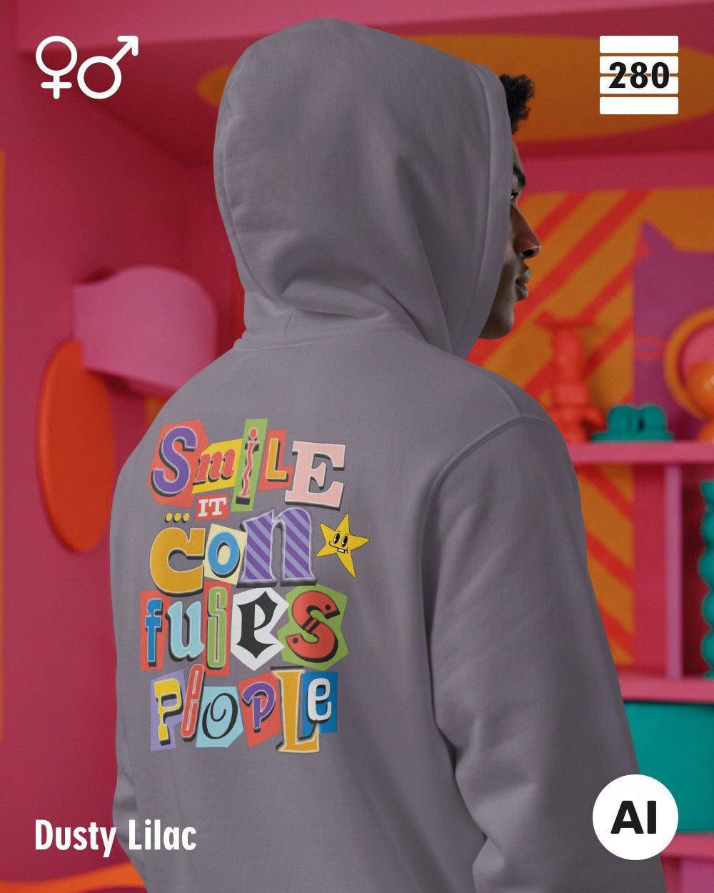 das bild zeigt eine person, die einen  design hoodie in der farbe dusty lilac und mit dem farbenfrohen backprint "smile ... it confuses people" trägt