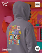 das bild zeigt eine person, die einen  design hoodie in der farbe dusty lilac und mit dem farbenfrohen backprint "smile ... it confuses people" trägt