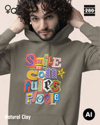 das bild zeigt eine person, die einen  design hoodie in der farbe natural clay und mit dem farbenfrohen motiv "smile ... it confuses people" trägt