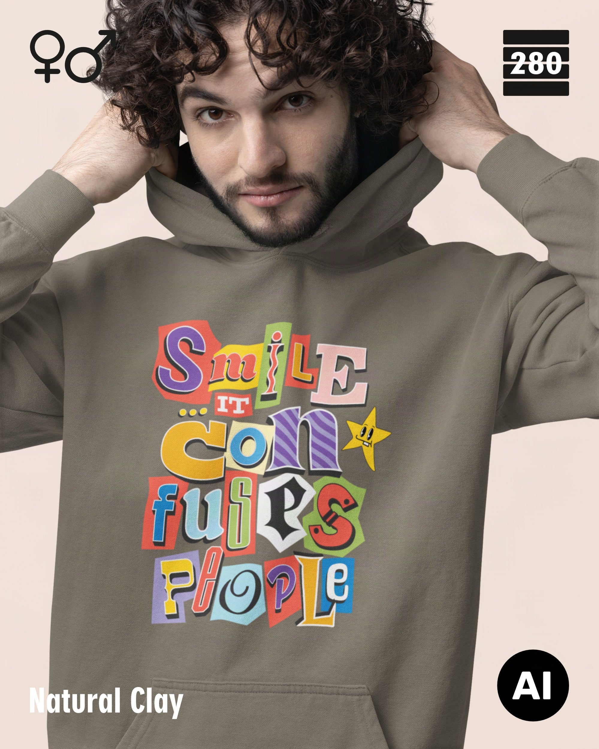 das bild zeigt eine person, die einen  design hoodie in der farbe natural clay und mit dem farbenfrohen motiv "smile ... it confuses people" trägt