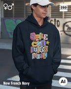 das bild zeigt eine person, die einen  design hoodie in der farbe new french navy und mit dem farbenfrohen motiv "smile ... it confuses people" trägt