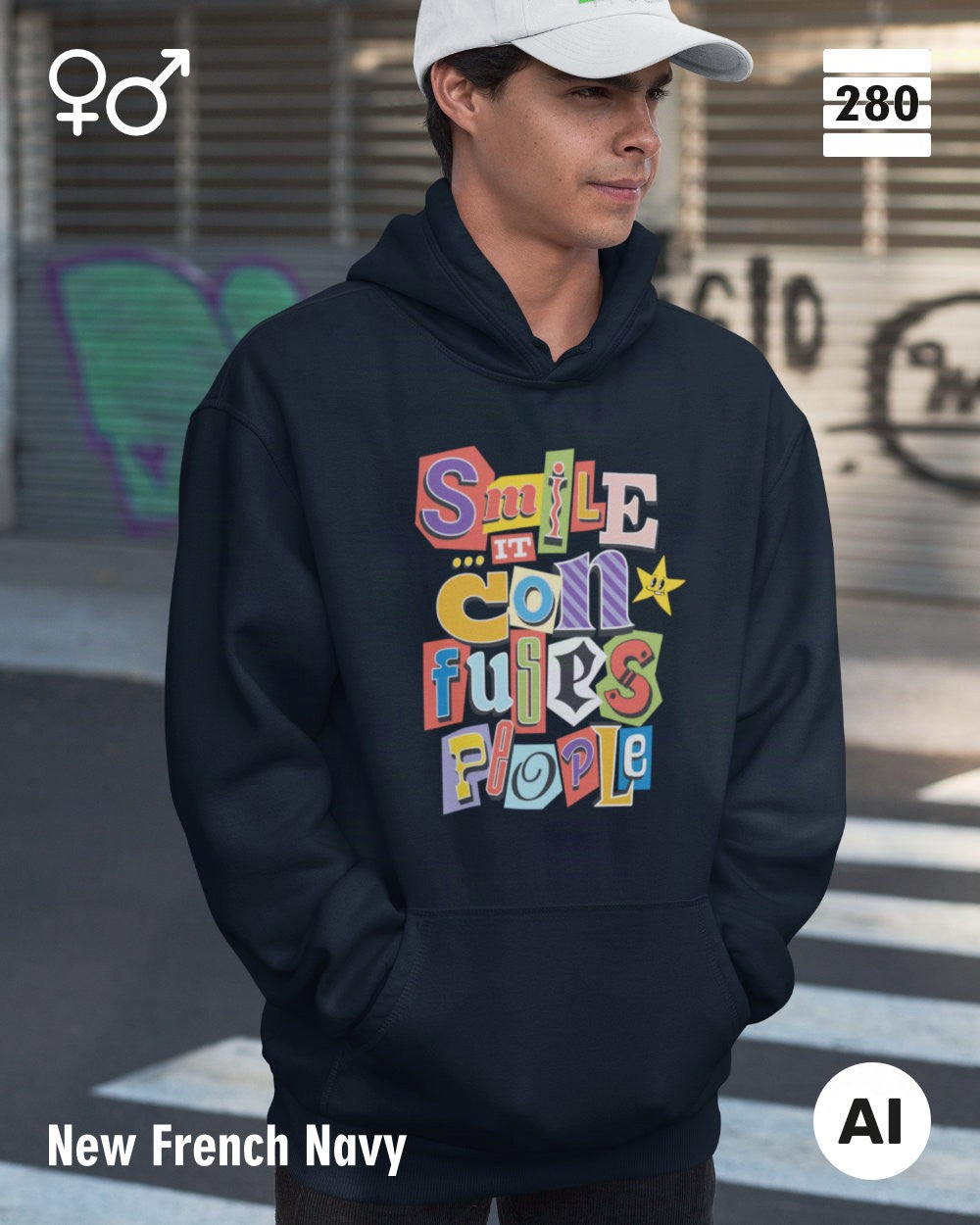 das bild zeigt eine person, die einen  design hoodie in der farbe new french navy und mit dem farbenfrohen motiv "smile ... it confuses people" trägt