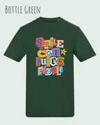 Ds Bild zeigt das T-Shirt AWDis 180 T in der Farbe bottle green mit dem Design Smile confuses people.