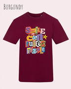 Ds Bild zeigt das T-Shirt AWDis 180 T in der Farbe Burgund mit dem Design Smile confuses people.