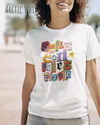 Eine Frau trägt ein Design-T-Schirt in der  Farbe arctic white mit der Grafik Smile it confuses people.