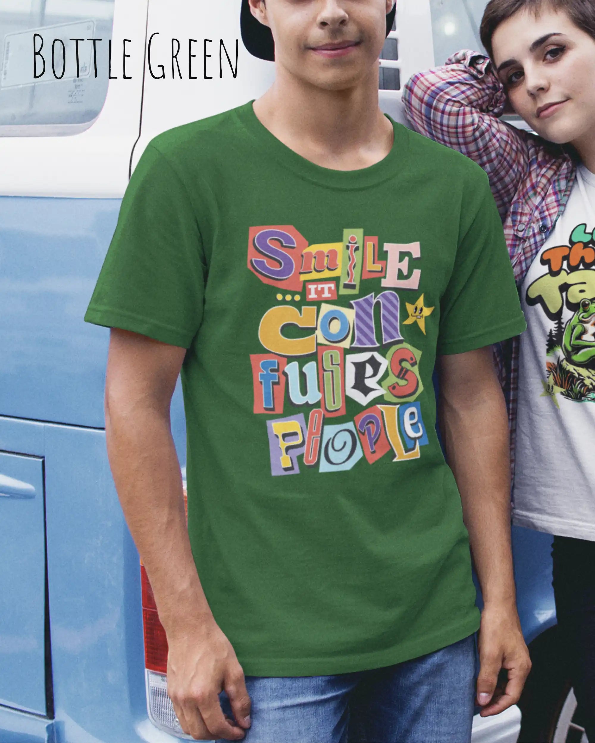Ein Mann trägt ein Design-T-Schirt in der  Farbe bottle green mit der Grafik Smile it confuses people