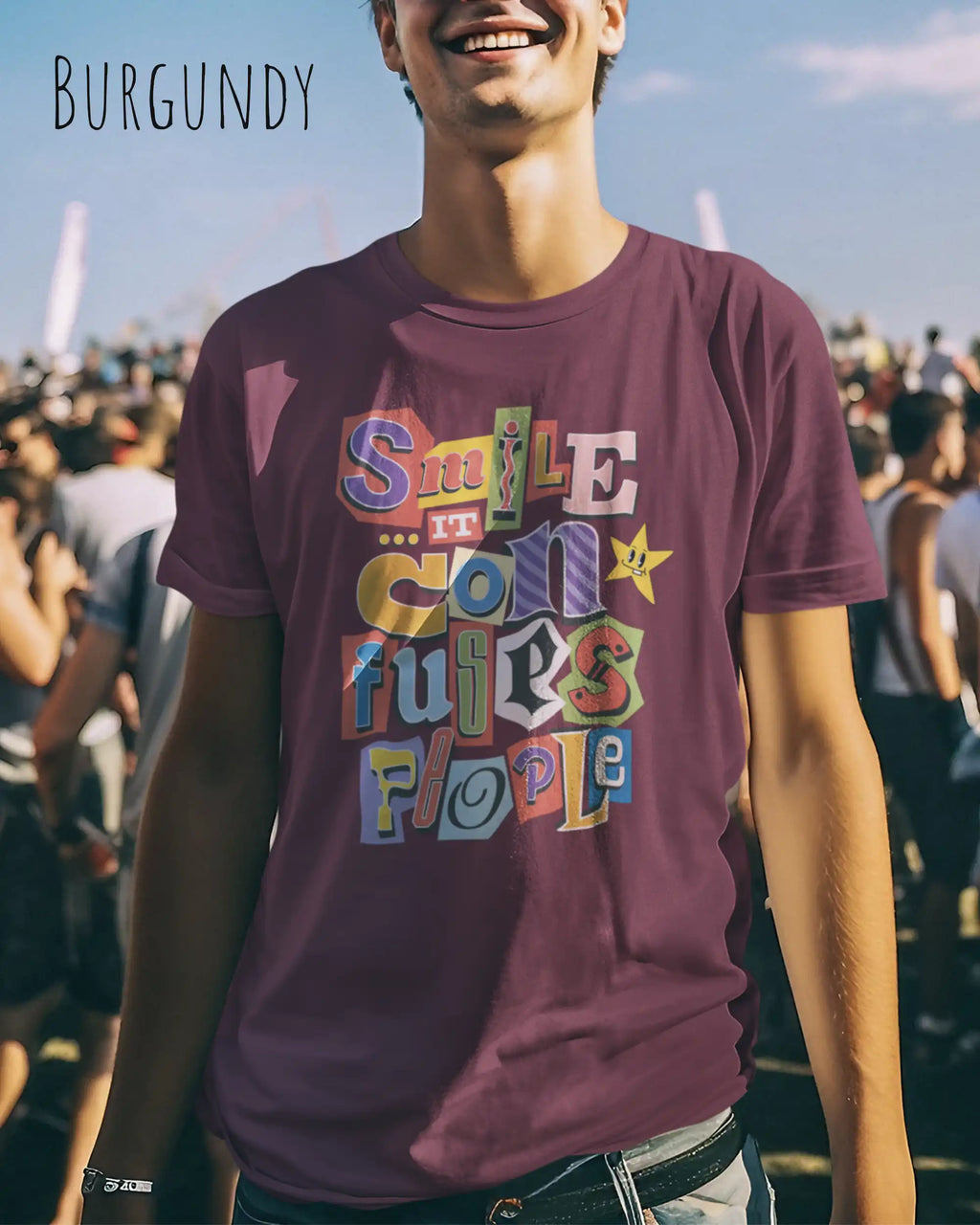 Ein Mann trägt ein Design-T-Schirt in der  Farbe Burgund mit der Grafik Smile it confuses people.
