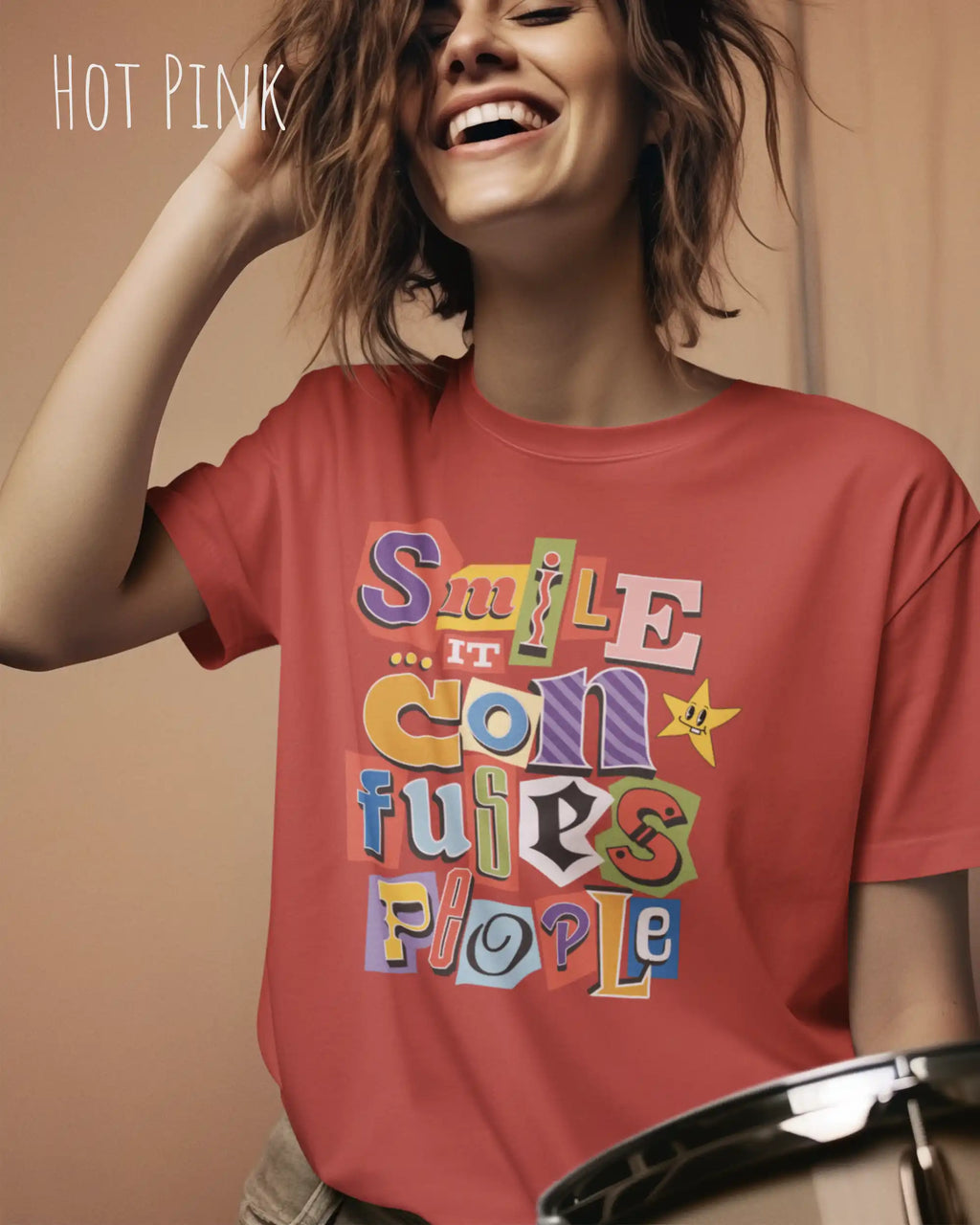 Eine Frau trägt ein Design-T-Schirt in der  Farbe hot pink mit der Grafik Smile it confuses people.