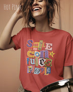 Eine Frau trägt ein Design-T-Schirt in der  Farbe hot pink mit der Grafik Smile it confuses people.