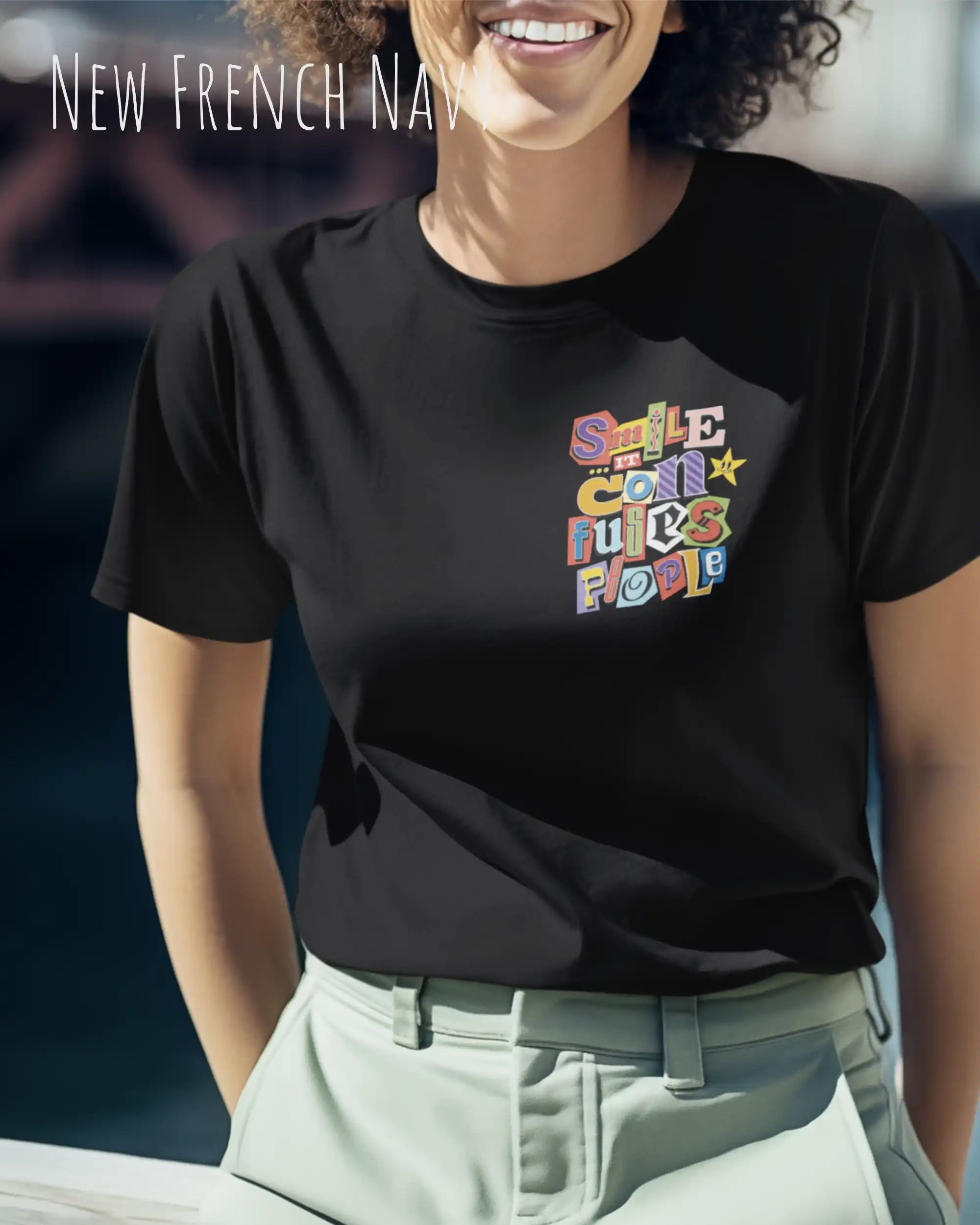Eine Frau trägt ein Design-T-Schirt in der  Farbe new french navy mit der Grafik Smile it confuses people.
