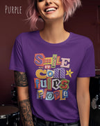 Eine Frau trägt ein Design-T-Schirt in der  Farbe purple mit der Grafik Smile it confuses people.