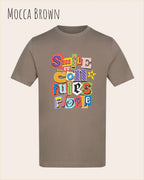 Ds Bild zeigt das T-Shirt AWDis 180 T in der Farbe Mocca brown mit dem Design Smile confuses people.