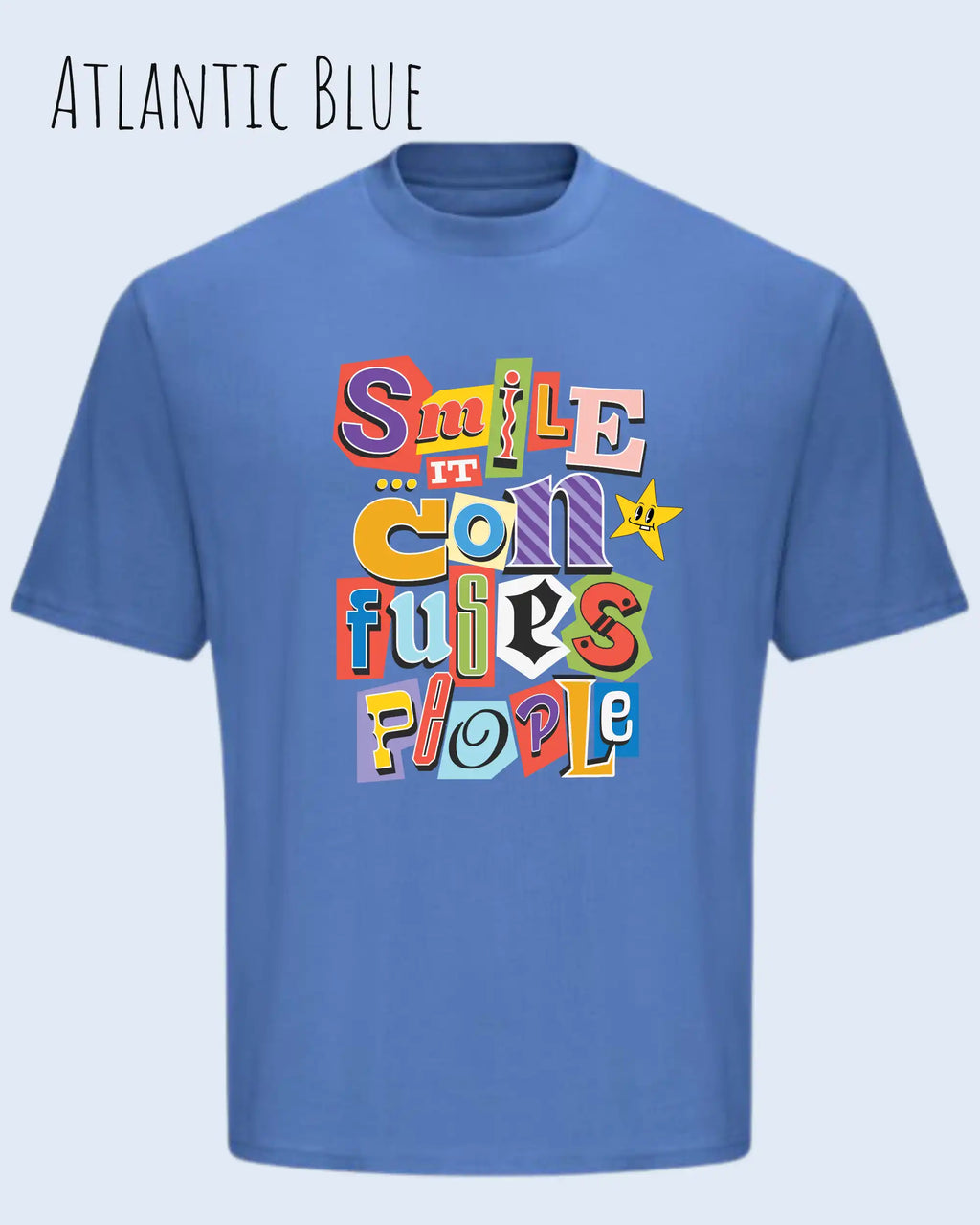 Die Abbildung zeigt das heavywight oversized t-shirt AT 240 T in der farbe atlantic blue mit dem design smile it confuses people.