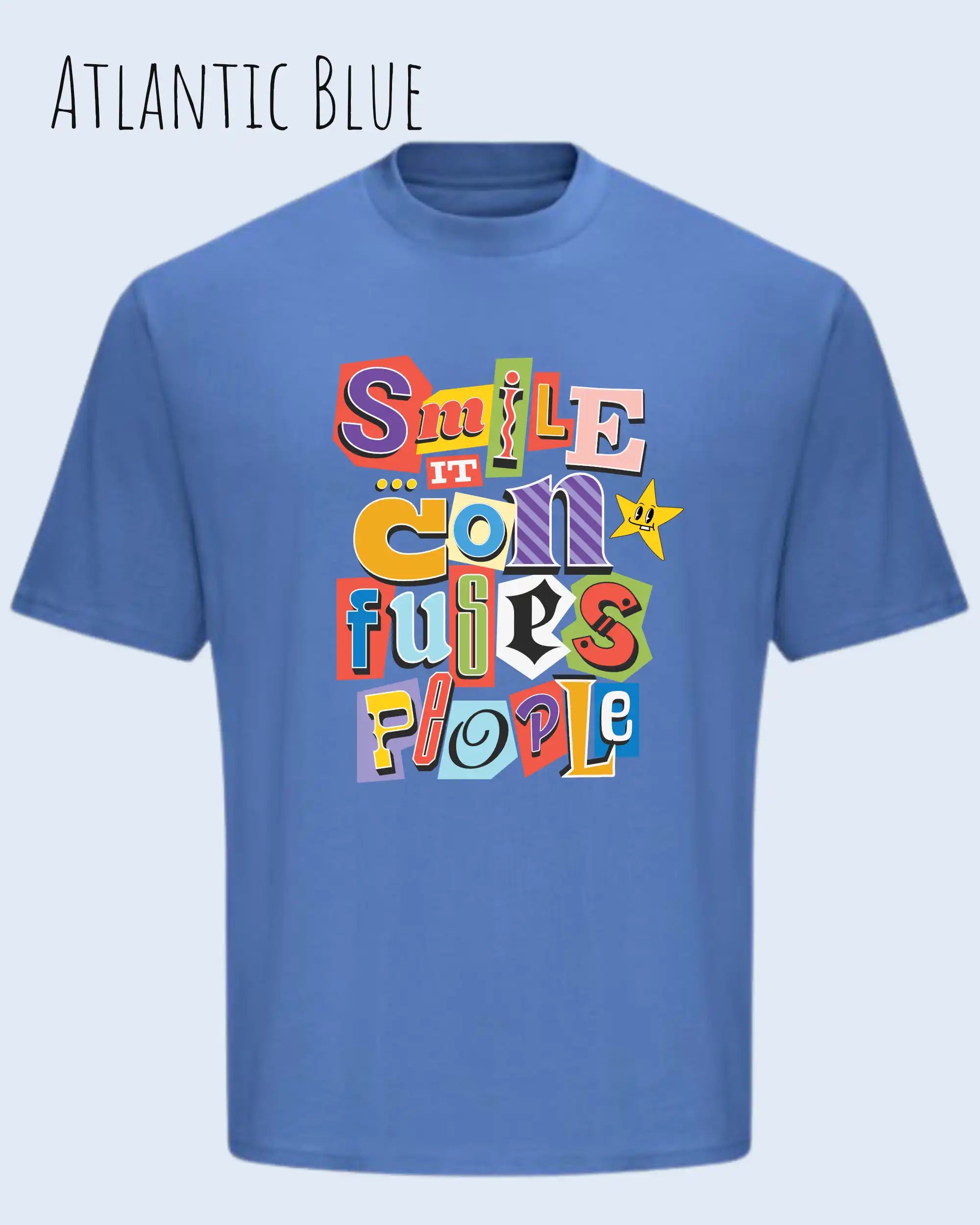 Die Abbildung zeigt das heavywight oversized t-shirt AT 240 T in der farbe atlantic blue mit dem design smile it confuses people.