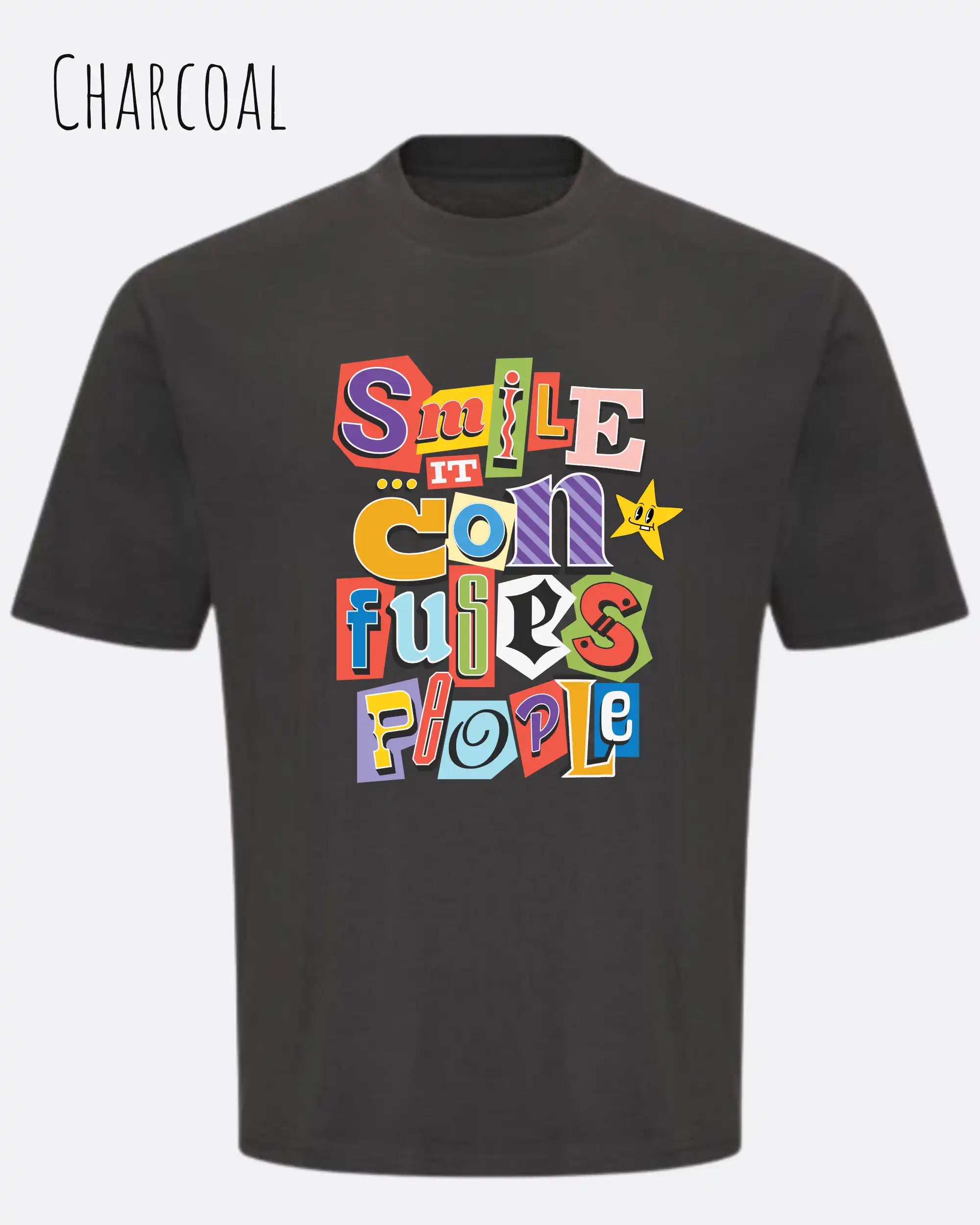 Die Abbildung zeigt das heavywight oversized t-shirt AT 240 T in der farbe charcoal mit dem design smile it confuses people.