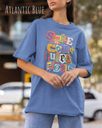 Junge frau trögt ein  heavywight oversized t-shirt  in der farbe atlantic blue mit dem design smile it confuses people.