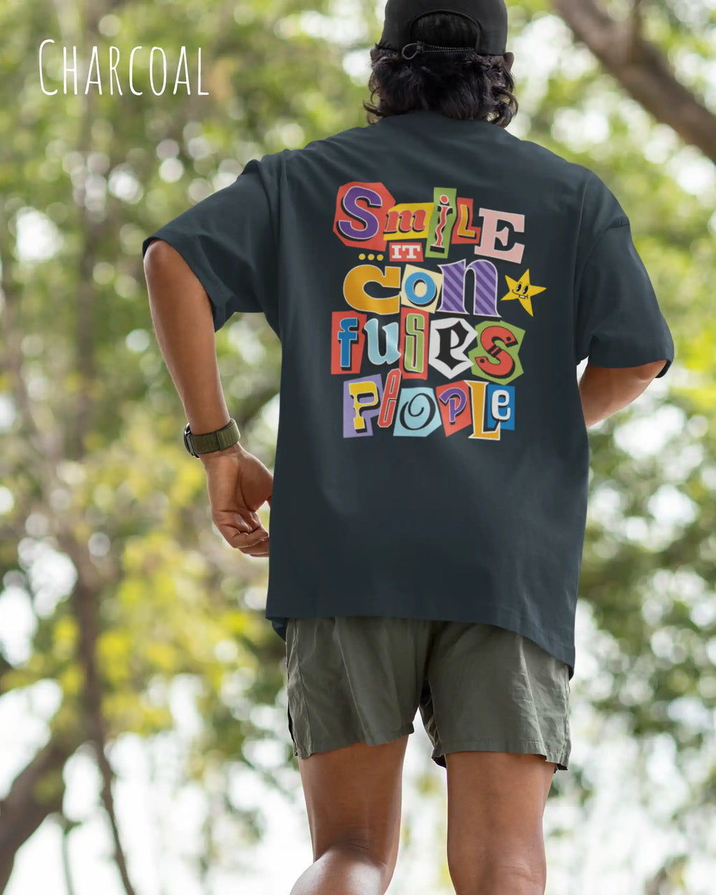 mann trögt ein  heavywight oversized t-shirt  in der farbe dcharcoal  mit dem backprint design smile it confuses people.