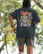 mann trögt ein  heavywight oversized t-shirt  in der farbe dcharcoal  mit dem backprint design smile it confuses people.
