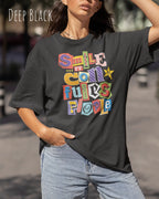 Junge frau trögt ein  heavywight oversized t-shirt  in der farbe deep black  mit dem design smile it confuses people.