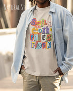 mann trögt ein  heavywight oversized t-shirt  in der farbe dnatural stone  mit dem design smile it confuses people.