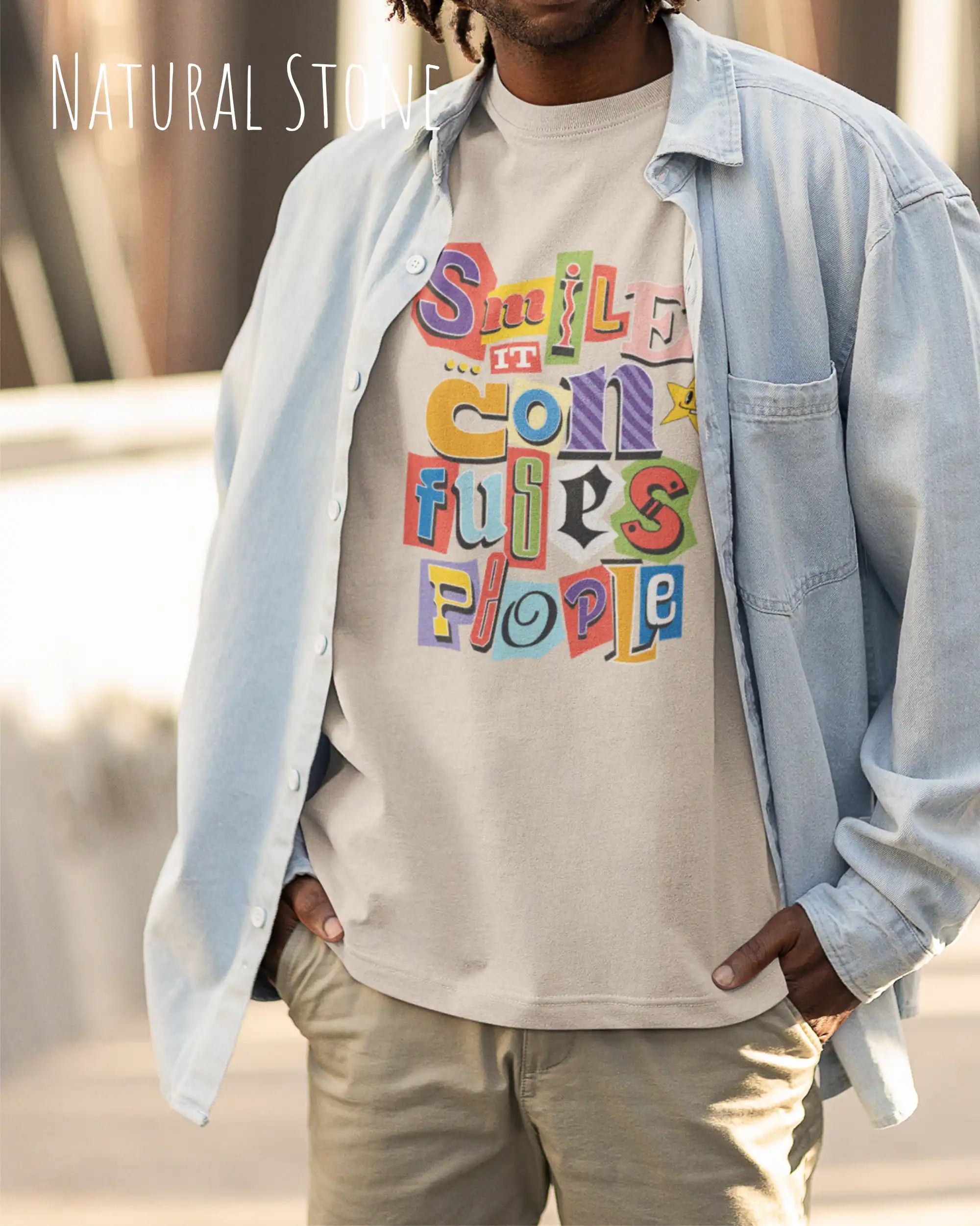 mann trögt ein  heavywight oversized t-shirt  in der farbe dnatural stone  mit dem design smile it confuses people.