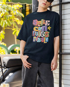Junger mann trögt ein  heavywight oversized t-shirt  in der farbe dnew french navy mit dem design smile it confuses people.