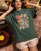 Junge frau trögt ein  heavywight oversized  unisex t-shirt  in der farbe moss green  mit dem design smile it confuses people.