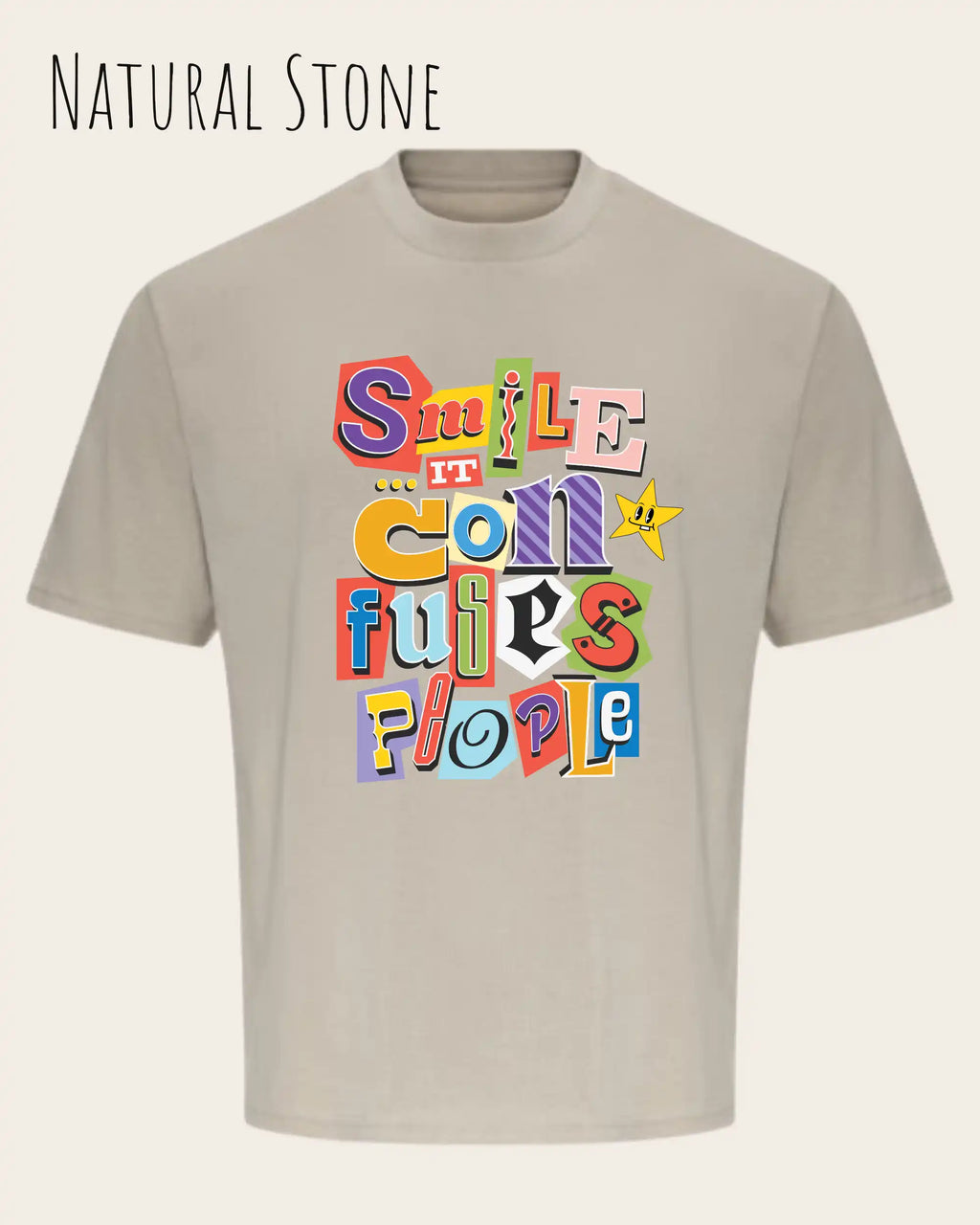 Die Abbildung zeigt das heavywight oversized t-shirt AT 240 T in der farbe naturalstone mit dem design smile it confuses people.