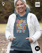 das bild zeigt eine frau, die einen leicht taillierten damen design hoodie in der farbe airforce blue und mit dem farbenfrohen motiv "smile ... it confuses people" trägt