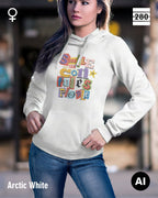das bild zeigt eine junge frau, die einen leicht taillierten damen design hoodie in der farbe arctic white und mit dem farbenfrohen motiv "smile ... it confuses people" trägt