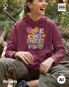 das bild zeigt eine frau, die einen leicht taillierten damen design hoodie in der farbe burgundy und mit dem farbenfrohen motiv "smile ... it confuses people" trägt