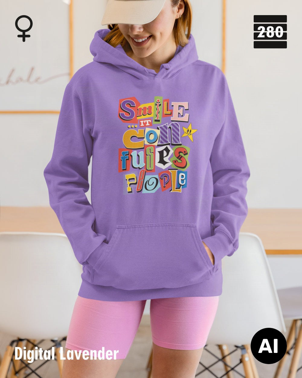 das bild zeigt eine lächelnde frau, die einen leicht taillierten damen design hoodie in der farbe digital lavender und mit dem farbenfrohen motiv "smile ... it confuses people" trägt