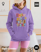 das bild zeigt eine lächelnde frau, die einen leicht taillierten damen design hoodie in der farbe digital lavender und mit dem farbenfrohen motiv "smile ... it confuses people" trägt
